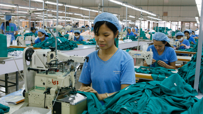 Dệt may và ngành giấy có số DN “chết” nhiều nhất. Ảnh: Hồng Vĩnh