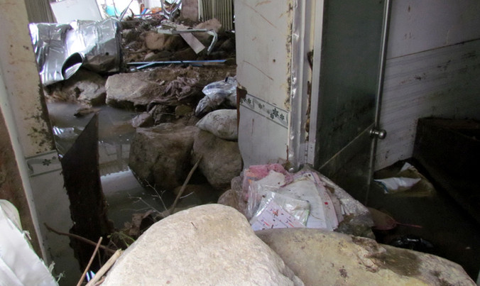 Đá vẫn ngổn ngang trong nhà anh Nguyễn Văn Hưng