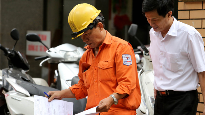Nhiều chuyên gia phản đối việc trao quyền cho EVN tăng giá điện 20%/năm. Ảnh: Như Ý