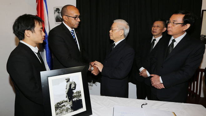 Sáng 28/11 tại Hà Nội, Tổng Bí thư Nguyễn Phú Trọng đến Đại sứ quán Cuba để viếng đồng chí Fidel Castro. Trong ảnh: Tổng Bí thư chia buồn với Đại sứ Cuba Herminio Lopez Diaz. Ảnh: TTXVN