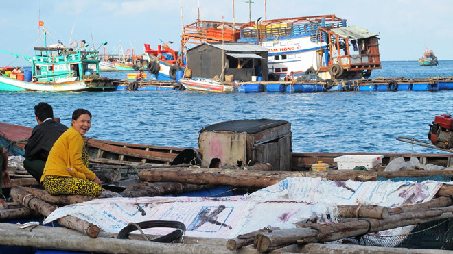 Làng cá lồng bè đảo Hòn Chuối.