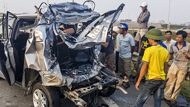 Chiếc xe Innova hư hỏng nặng phía sau.