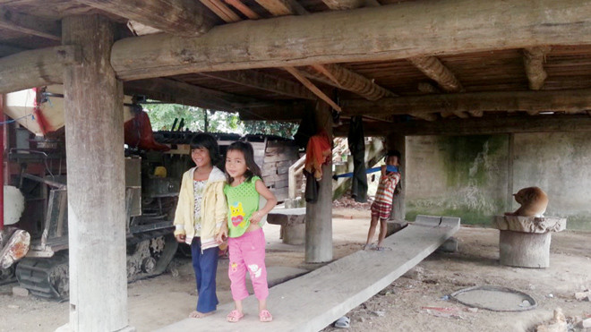 Không còn được xem là vật linh thiêng, ghế Kpan hư hỏng vứt dưới nhà sàn, là nơi vui chơi của trẻ con .