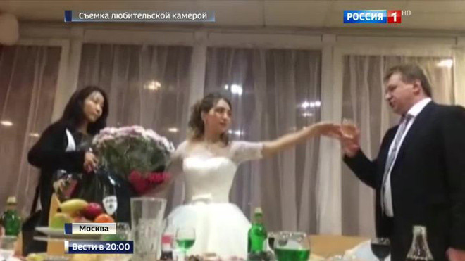 Qua đêm tân hôn trong đồn cảnh sát vì keo kiệt