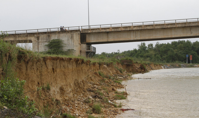Nạn sạt lở bờ sông Thạch Hãn ngày một nghiêm trọng ở phường Đông Lương (TP Đông Hà) Xói lở đang áp chân cầu vĩnh cửu Đại Lộc. Ảnh: H.T