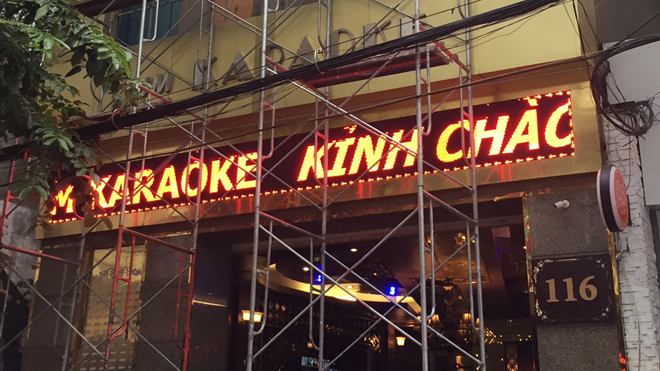 Nhiều quán karaoke tháo dỡ biển quảng cáo vi phạm.