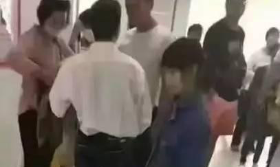 Bé gái tại bệnh viện. Ảnh: Sina