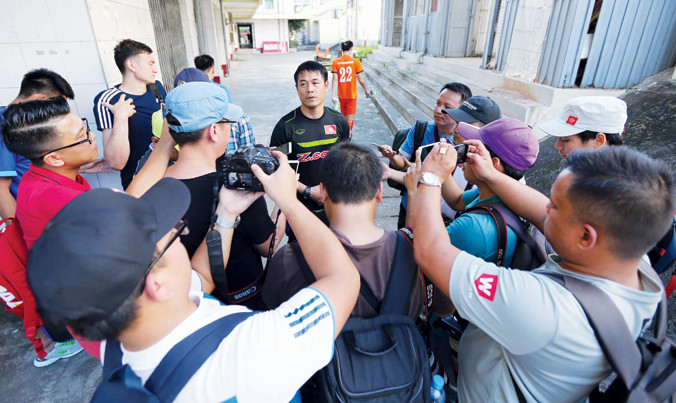 HLV Hữu Thắng trả lời báo chí sau buổi tập sáng 16/11. Ảnh: VSI 