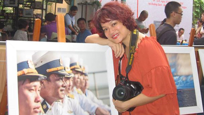 Mỹ Trà và những tấm ảnh triển lãm.