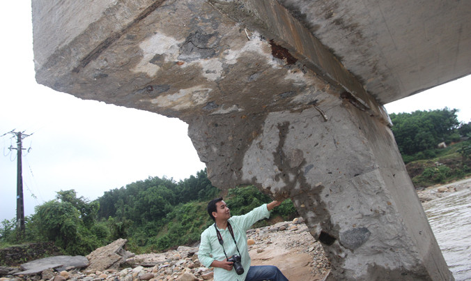 Cầu bắc qua sông Nước Oa bị gãy sập sau đợt mưa lũ.