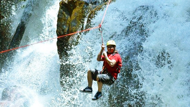Đu dây qua thác nước
