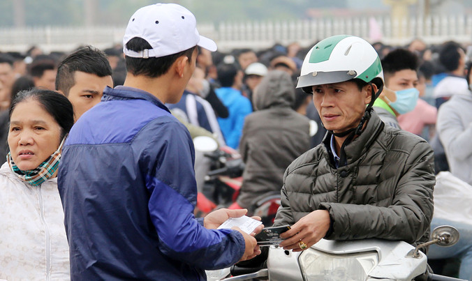 Người hâm mộ tìm kiếm vé xem trận bán kết lượt về giữa ĐTVN và Indonesia từ thị trường chợ đen. Ảnh: VSI