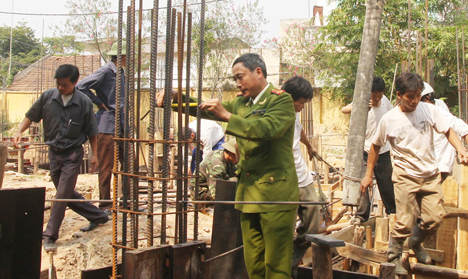 Cơ quan công an kiểm tra tại hiện trường vụ “rút ruột” công trình. Ảnh: Đinh Vũ