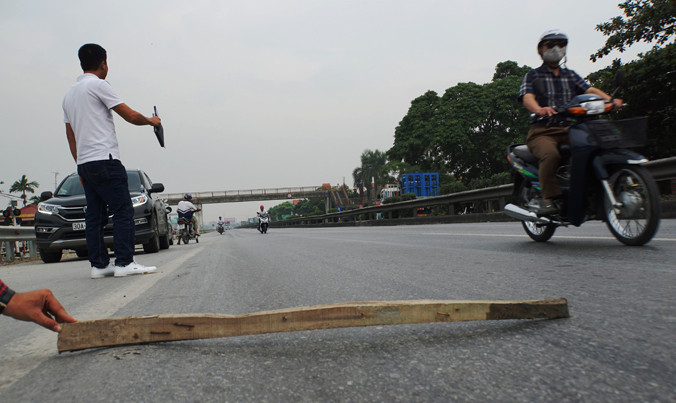 Tình trạng trồi sụt trên QL 5 chưa được khắc phục. Ảnh: Sỹ Lực