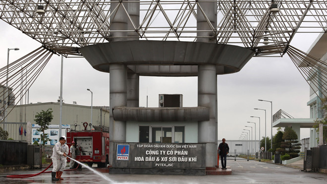 Công nhân công ty rửa đường vào Nhà máy Xơ sợi Đình Vũ. Ảnh: Như Ý