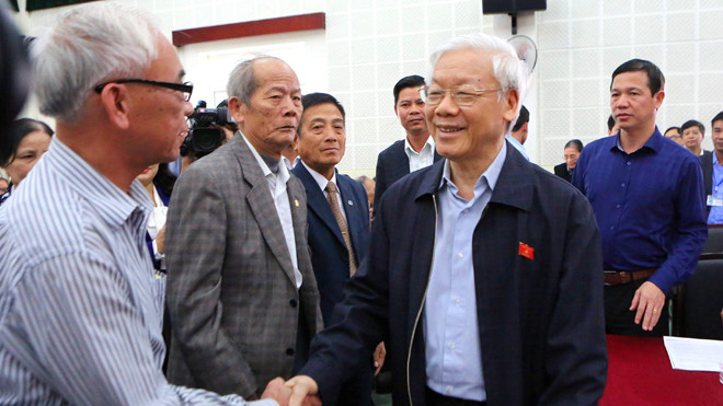 Tổng Bí thư Nguyễn Phú Trọng với cử tri tại quận Long Biên, Hà Nội. Ảnh: Như Ý