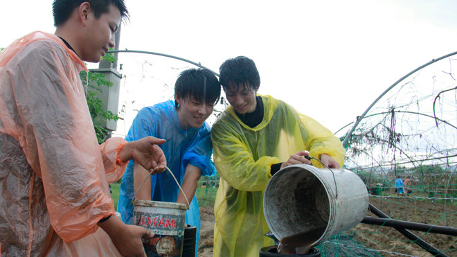 Sinh viên Nhật dùng tay không tiếp xúc với phân hầm cầu.