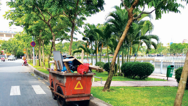 Xe rác xuống cấp nên rác cứ lộ thiên bên ngoài.