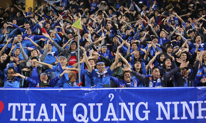 Cổ động viên Than Quảng Ninh ăn mừng ngôi vô địch kiểu Viking