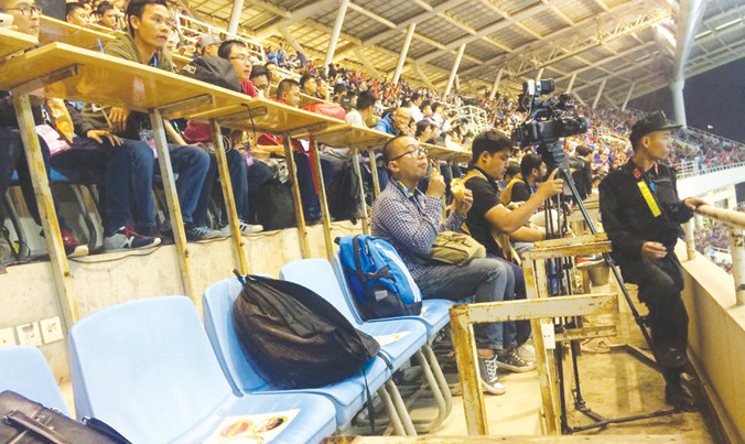 Khu vực báo chí ở sân vận động Mỹ Đình đã bị hỏng từ lâu không được sửa chữa. Ảnh: N.P