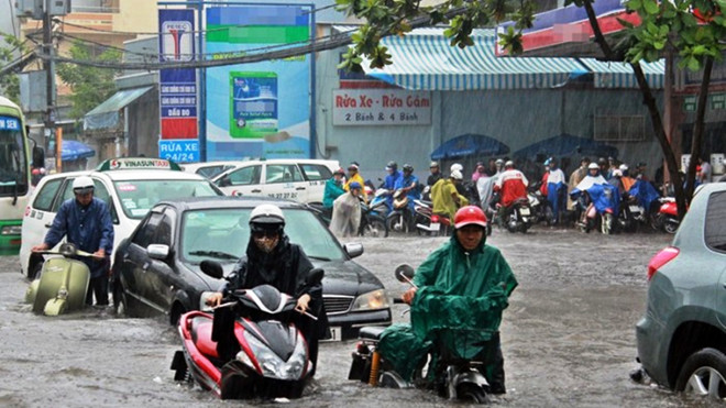 TPHCM ngập nặng. Với tình hình ngân sách bị cắt giảm, thành phố đang hướng đến xã hội hóa chống ngập. Ảnh: Huy Thịnh