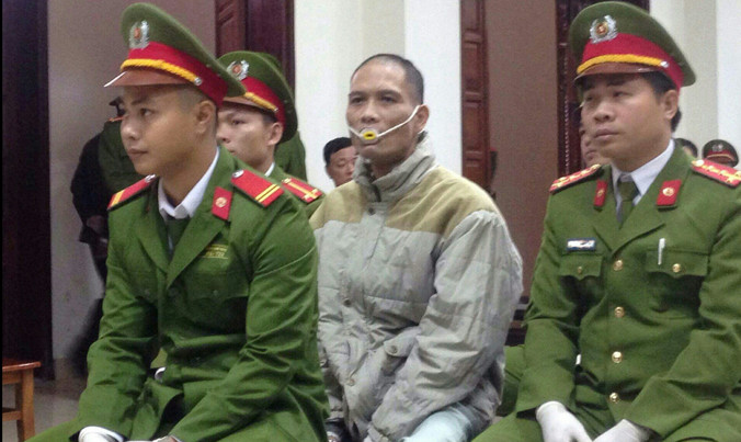 Doãn Trung Dũng phải đeo thiết bị chống cắn lưỡi đến hầu tòa.