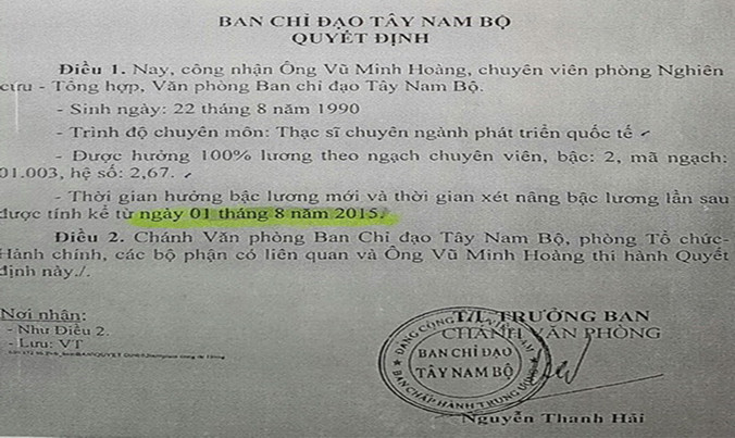 Quyết định công nhận ông Hoàng thành chuyên viên, ký ngày 24/7/2015 nhưng đóng dấu của mẫu dấu mới (mẫu dấu mới được Ban chỉ đạo Tây Nam bộ đăng ký từ ngày 21/8/2015)