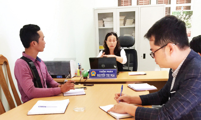 Thẩm phán Ngà làm việc với nhóm phóng viên.