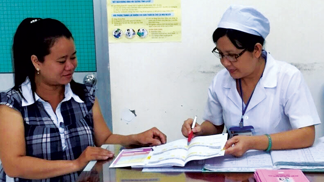 Cán bộ y tế tư vấn cho chị em sử dụng hiệu quả “sổ hồng” để chăm sóc tốt hơn sức khỏe bản thân và gia đình