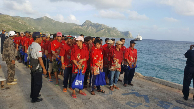 Ngư dân trên bến cảng Natuna chờ lên tàu trao trả.