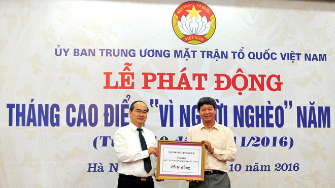 Trong khuôn khổ Chương trình hưởng ứng Ngày vì người nghèo Việt Nam, ông Lê Khắc Hiệp - Phó Chủ tịch Tập đoàn Vingroup đã trao tặng 5 tỷ đồng ủng hộ người nghèo có hoàn cảnh đặc biệt khó khăn cho Chủ tịch Ủy ban Trung ương Mặt trận Tổ quốc Việt Nam ông Ng