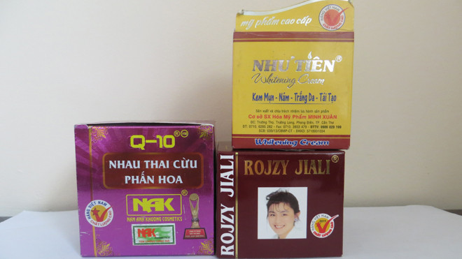 Nhiều loại mỹ phẩm tự ý gắn logo HVNCLC nhằm đánh lừa người tiêu dùng.