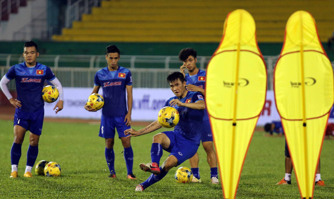 Các chân sút Việt Nam luyện sút phạt trong buổi tập chiều 5/10. Ảnh: VSI