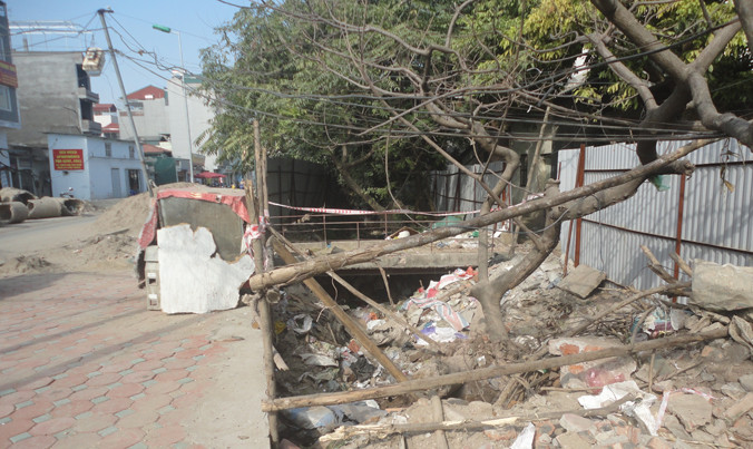 Đoạn mương ngập rác