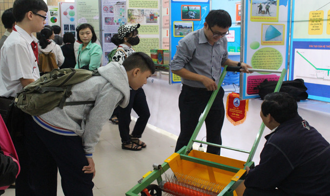 Chiếc xe dọn rác trên bãi biển (sáng chế của em Mai Xuân Hải, THCS Chu Văn An) thu hút sự quan tâm chú ý của rất nhiều phụ huynh, học sinh. Ảnh: Giang Thanh