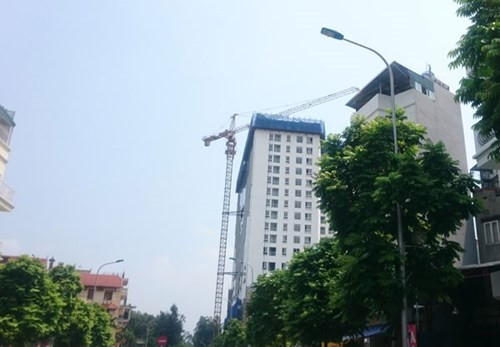 Từ ngày 28/9, Công ty CP Phương Bắc bắt đầu sử dụng cẩu trục tháp phục vụ việc phá dỡ nhà 8B Lê Trực.