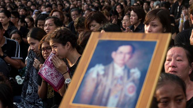 Biển người chờ bên ngoài Cung điện Hoàng gia Thái Lan ngày 14/10 để bày tỏ niềm thương nhớ, sự tôn kính đối với Nhà vua Bhumibol Adulyadej vừa băng hà. Ảnh: Wason Wanichakorn