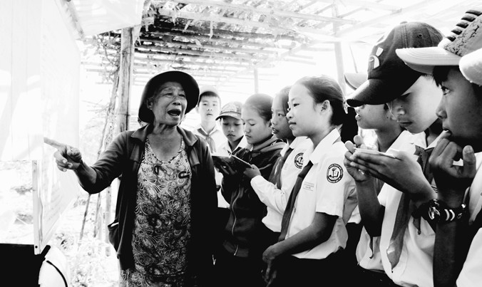 Buổi học giữa đồng đem lại cho học sinh nhiều kiến thức bổ ích về rau hữu cơ. Ảnh: Thanh Trần