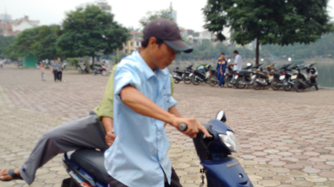 Đối tượng thu tiền trông xe tại khu vực Hồ Đắc Di nhưng không có vé. Ảnh cắt từ Clip