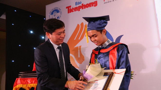 Bí thư Trung ương Đoàn Nguyễn Long Hải trao học bổng Nâng bước Thủ khoa. Ảnh: PV