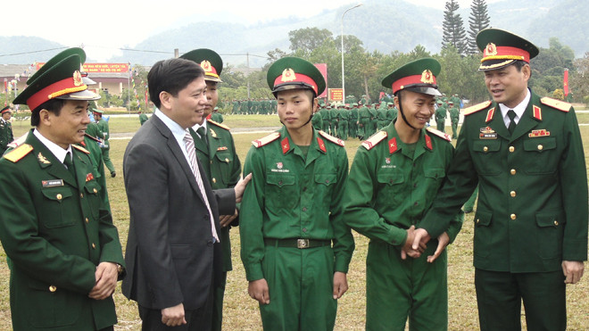 Bí thư T.Ư Đoàn Nguyễn Long Hải (thứ 2, trái sang) trò chuyện với lãnh đạo và cán bộ, chiến sĩ Quân khu 1, sáng 29/11