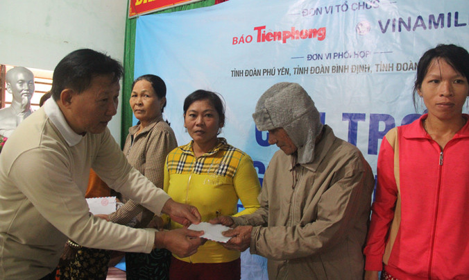 Trao quà hỗ trợ cho người dân vùng lũ Quảng Ngãi. Ảnh H. Văn