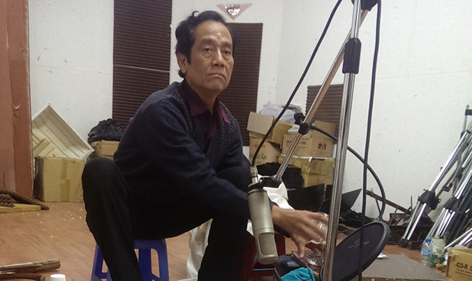 Trong phòng thu là những lúc nghệ sĩ Mạnh Kiên thăng hoa cùng... “đồng nát”. Ảnh: Nhã Khanh