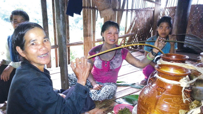 Phụ nữ chỉ tiếp khách và ngồi uống rượu.