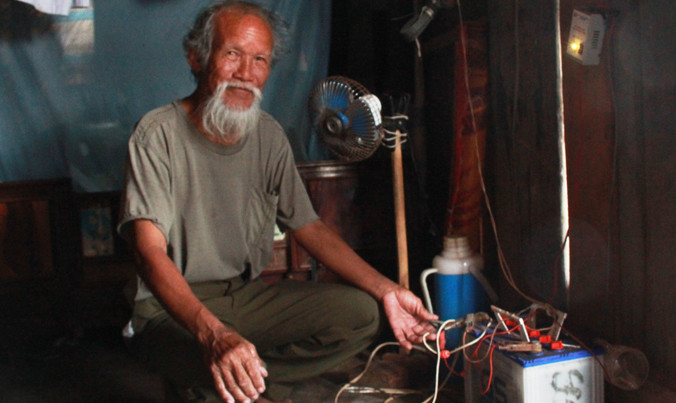 Bình ắc quy là nguồn điện chính của gia đình ông Nguyễn Thế Lưu