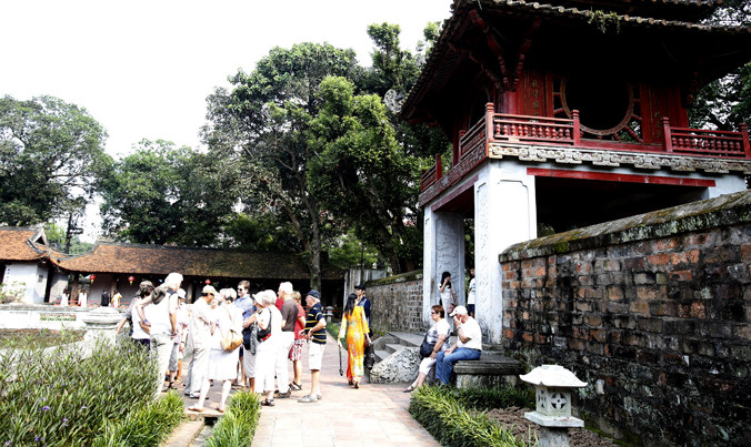 Du khách nước ngoài tham quan Văn Miếu - Quốc Tử Giám.