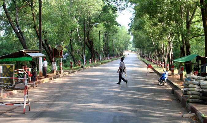 Nhiều bốt canh, boong ke trên đường phố vắng.