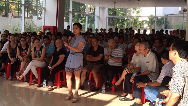 Tại một số chung cư, sau khi cư dân phản ánh sai phạm thì thanh tra mới có mặt (Trong ảnh: Cư dân phản ánh chung cư The Harmona sai phạm)