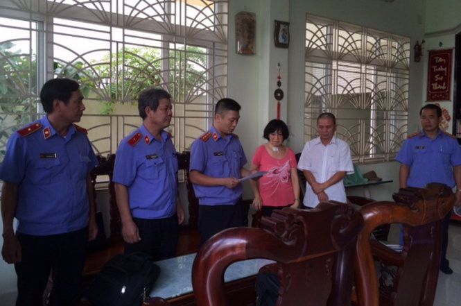 Đọc lệnh bắt tạm giam ông Chinh (áo trắng) - nguyên Chi cục trưởng THADS huyện Phong Điền. Ảnh: Tuổi trẻ.