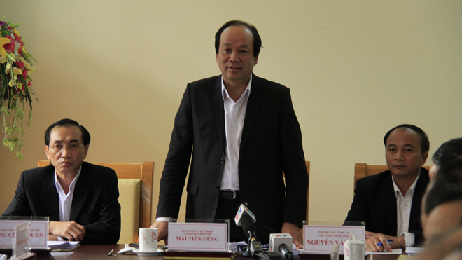 Bộ trưởng, Chủ nhiệm Văn phòng Chính phủ Mai Tiến Dũng trao đổi tại buổi tiếp công dân. Ảnh: Trường Phong